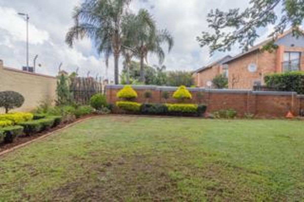 HEUWELSIG ESTATE - 3 BEDROOMS - 2 BATHROOMS - 2 GARAGES - Photo 2