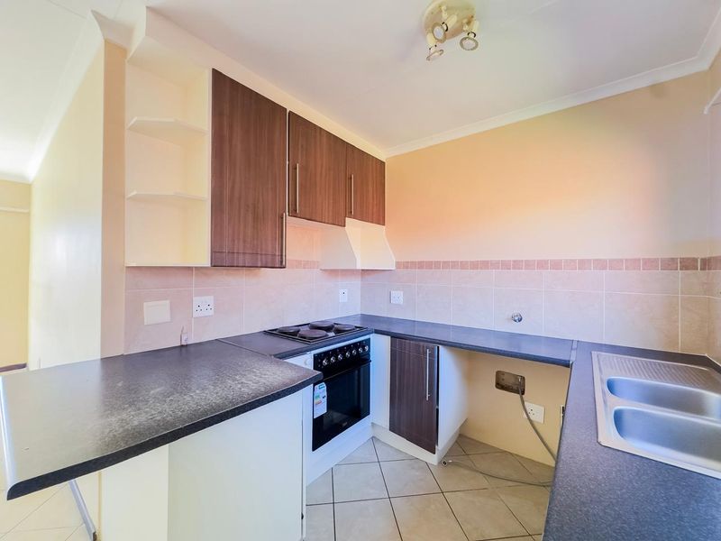 2 Bedroom Simplex With A Private Garden - Photo 3
