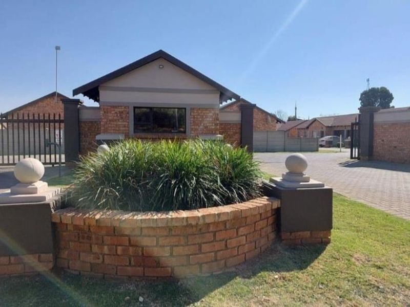 2Bed, 2Bath Townhouse in Riversdale, Meyerton. - Photo 2