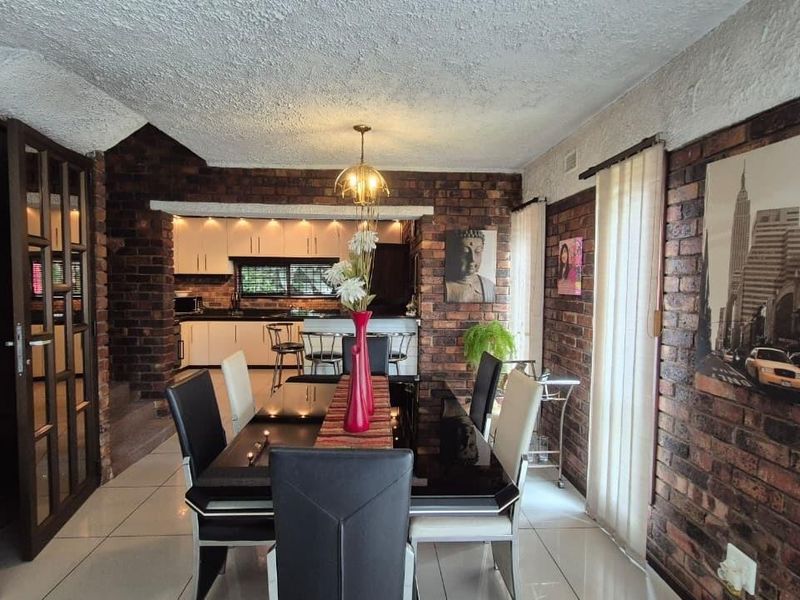 Spacious Moorton Residence: Four Bedrooms, Dual Kitchens, Enhanced Security. - Photo 8