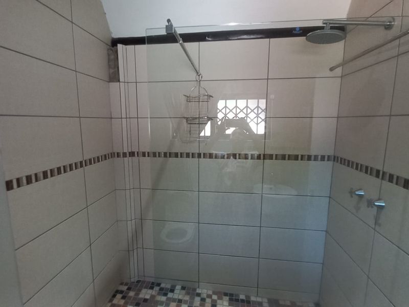 Ultimate Luxury Living: Spectacular Family Retreat with Granny Flat and Resort-Style Amenities - Photo 7