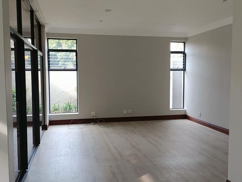 24 HOURS GUARDS SECURITY SERVICES, Stunning 4-Bedroom Home in Waterkloof - Photo 6