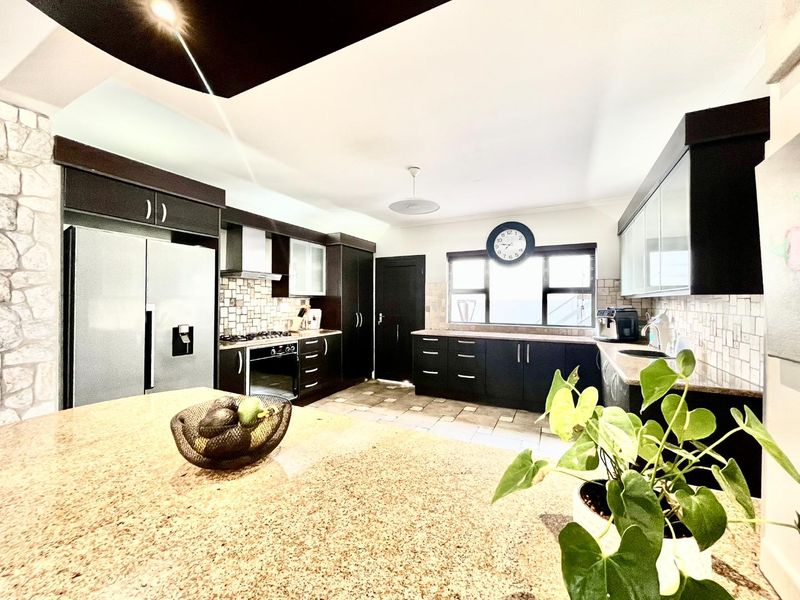 Spacious 5 Bedroom Family Home with Exceptional Entertainment Areas - Photo 4
