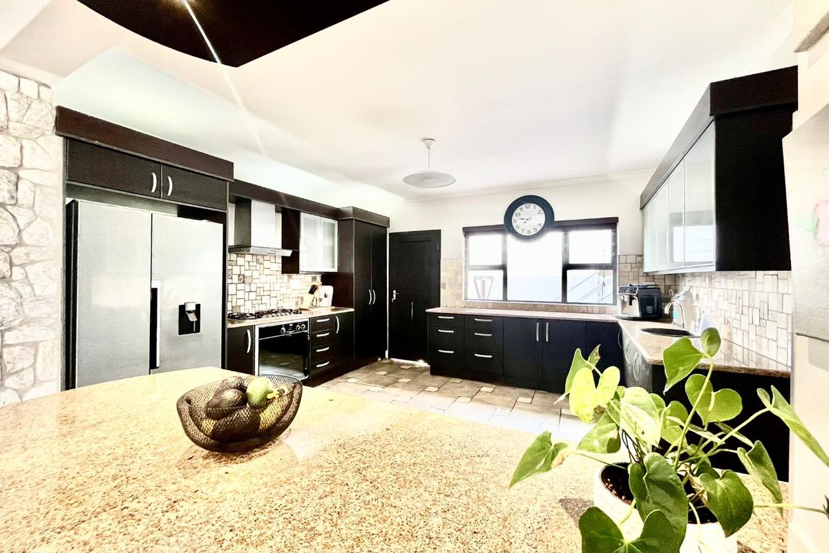 Spacious 5 Bedroom Family Home with Exceptional Entertainment Areas - Photo 4