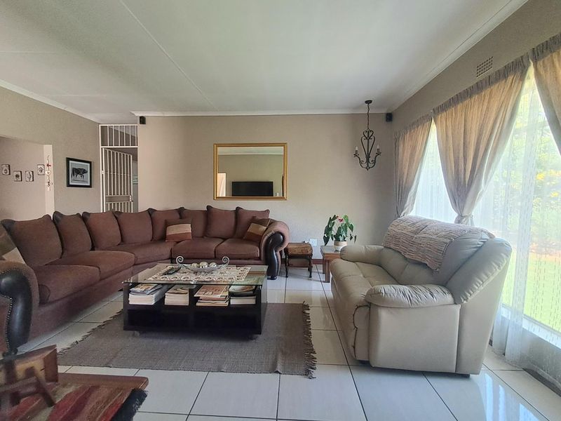 4 Bedroom House for Sale with Flatlet in Randhart - Photo 2