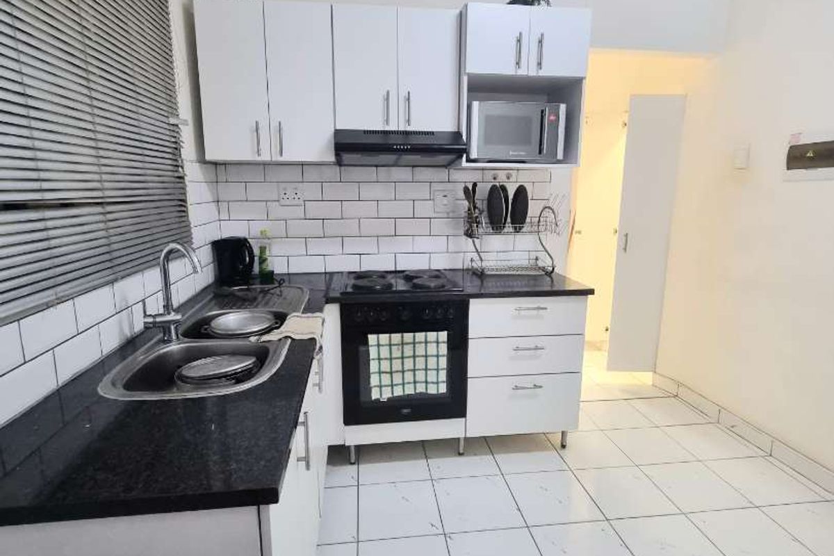 HOUSE & BAR FOR SALE IN HAKAHANA - Photo 2