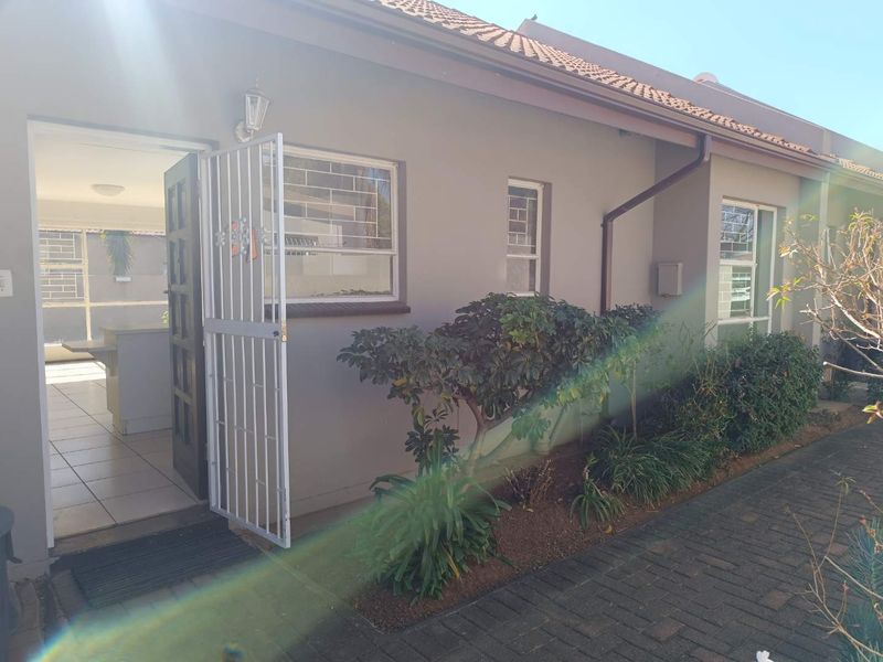 Pet-Friendly 2-Bed Townhouse with Garden Retreat - Photo 3
