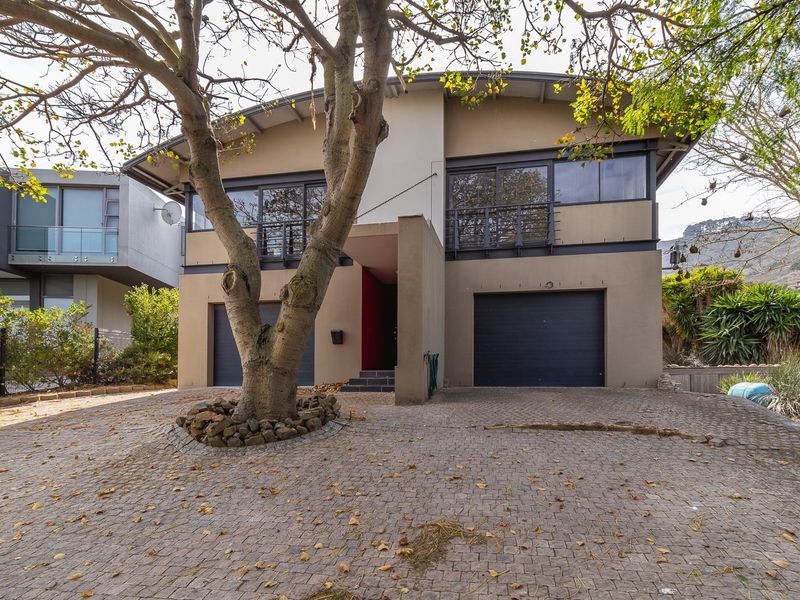 Secure Family Home in Exclusive Baronetcy Estate Plattekloof - Photo 1