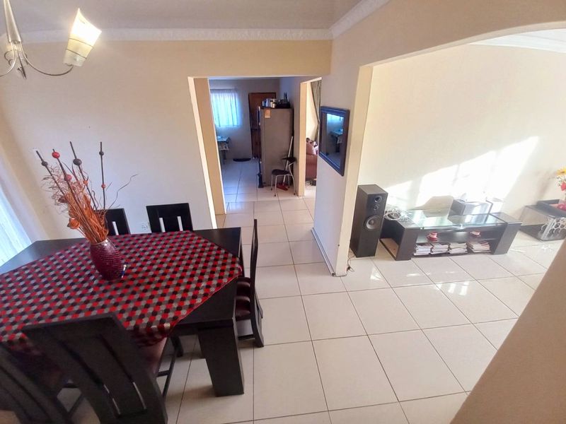 Three bedrooms house for sale in Atteridgeville - Photo 6