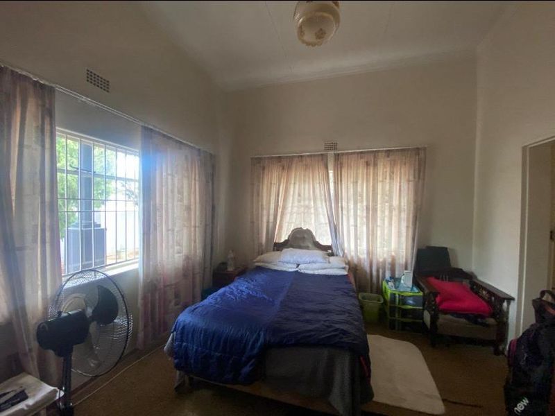 Charming Family Home in Desirable Beaconsfield - Photo 5