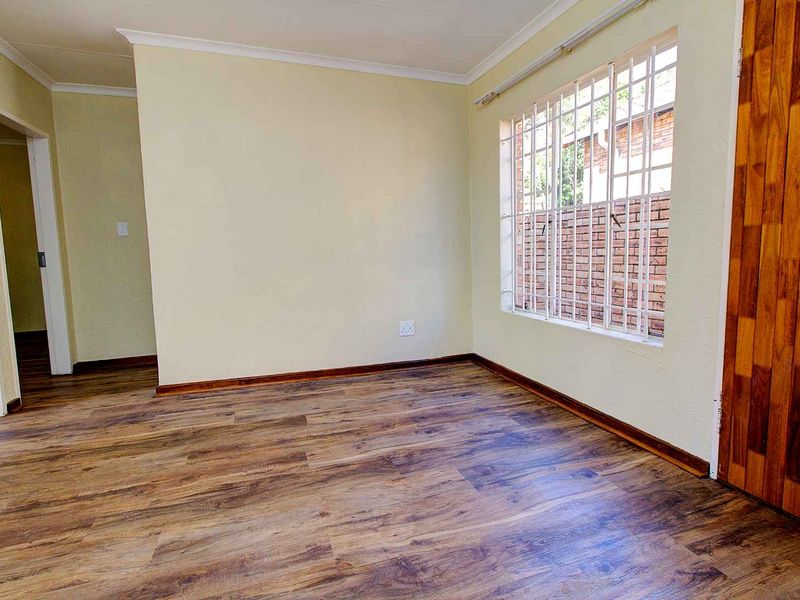 Bright Newly Painted Home with New Laminated Floors! - Photo 7