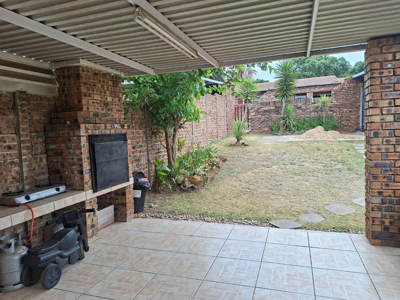 Simplex 3 Bedroom/2 Bathroom with lovely patio and braai area - Photo 7