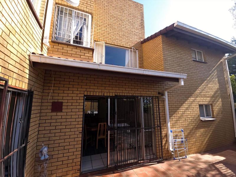Spacious Townhouse in Sought-After Faerie Glen, Pretoria East - Photo 9