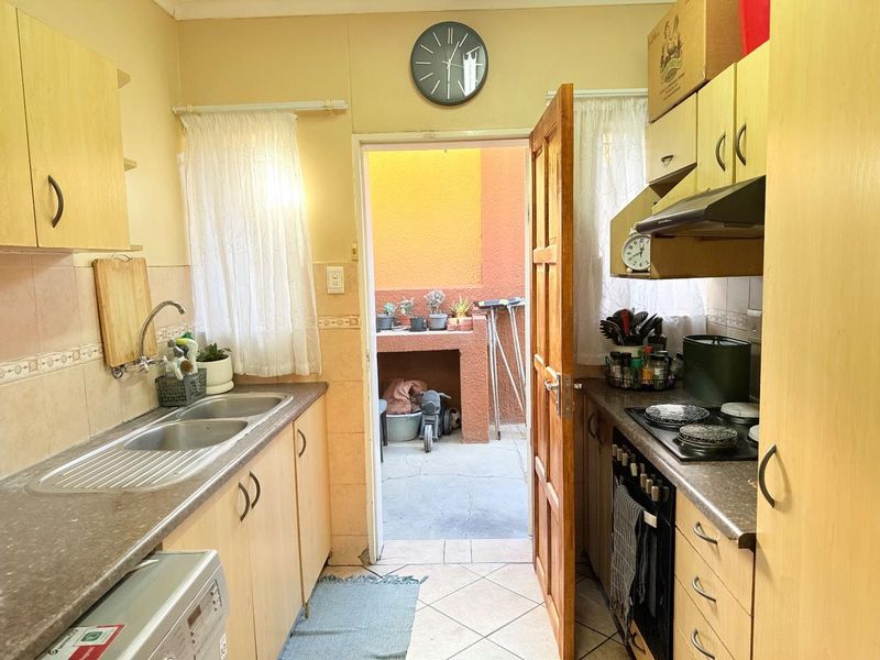 SPACIOUS TOWNHOUSE - Photo 7