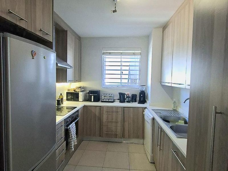 🌊 Coastal Living at Its Finest | Sea Point : Unfurnished 2 bedroom/1.5 bathroom - Photo 3