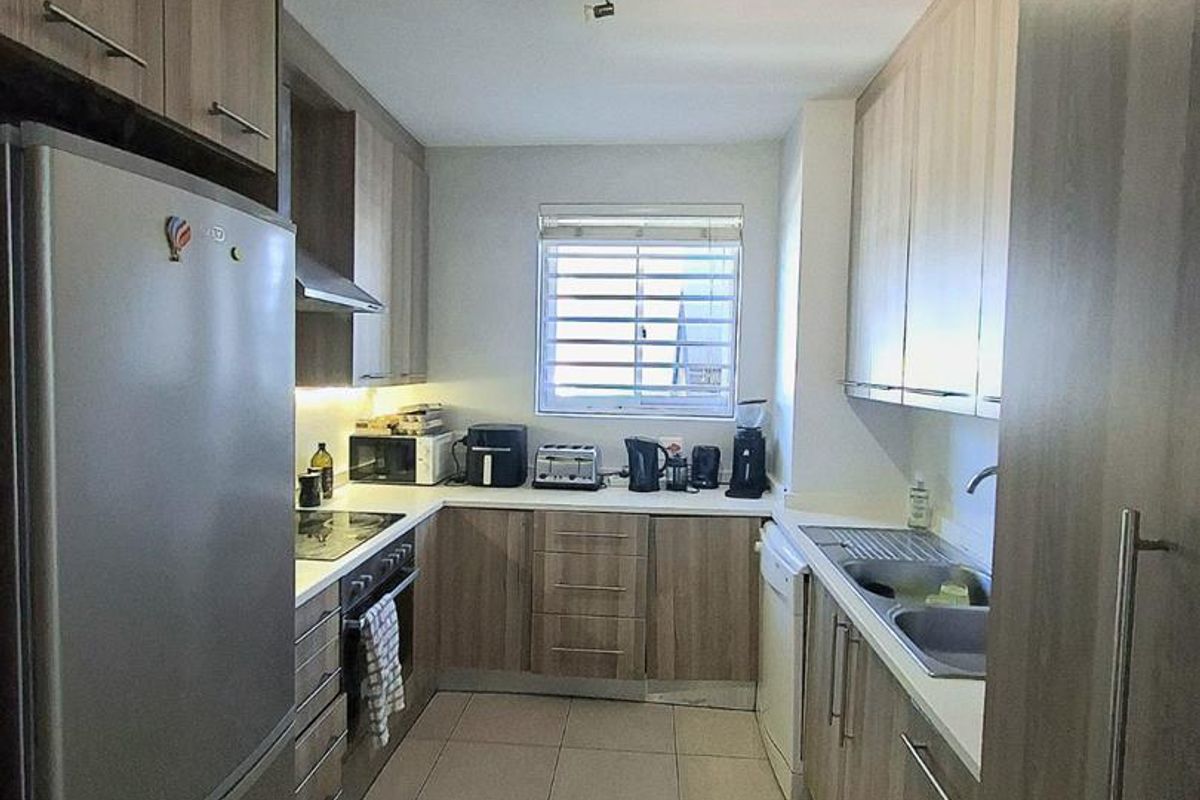 🌊 Coastal Living at Its Finest | Sea Point : Unfurnished 2 bedroom/1.5 bathroom - Photo 3