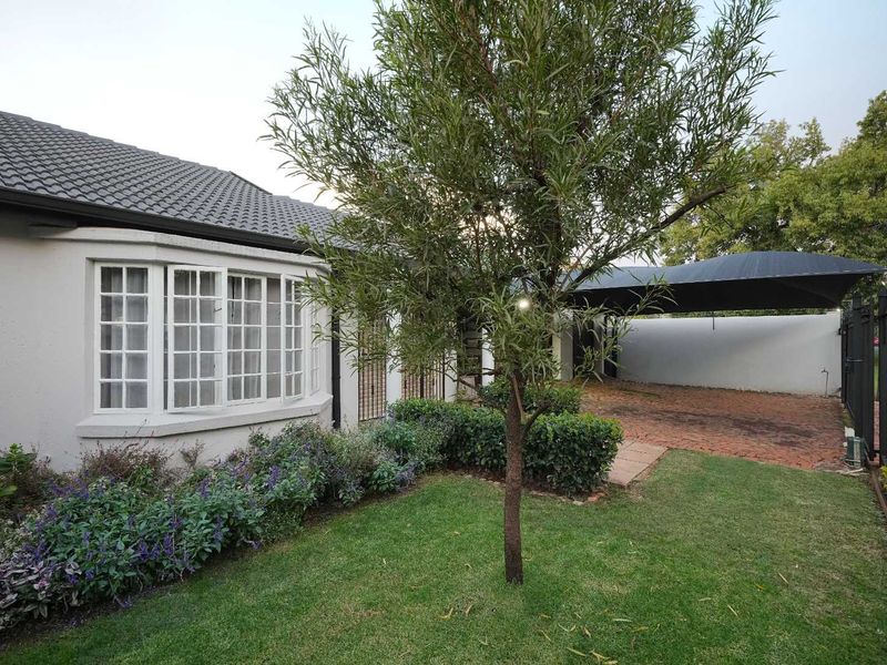 A beautiful family home in lovely Clubview over looking the gorgeous golf course. - Photo 2