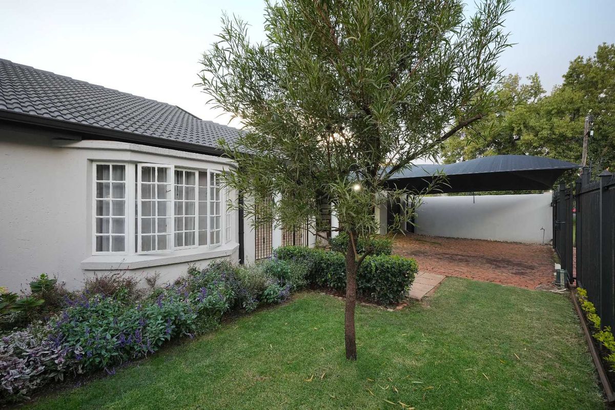 A beautiful family home in lovely Clubview over looking the gorgeous golf course. - Photo 2