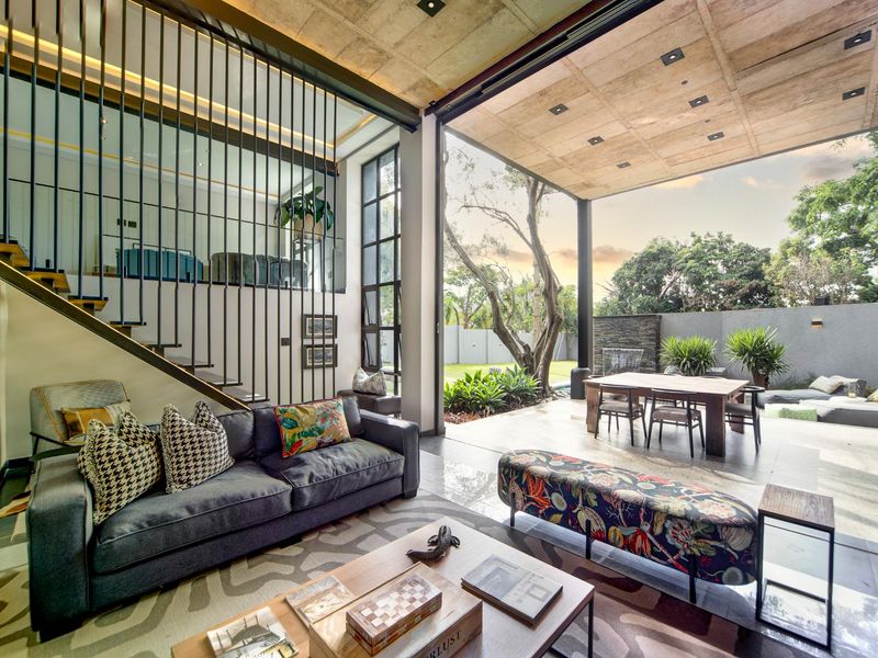 Modern Home In The Prestigious Waterkloof - Photo 2