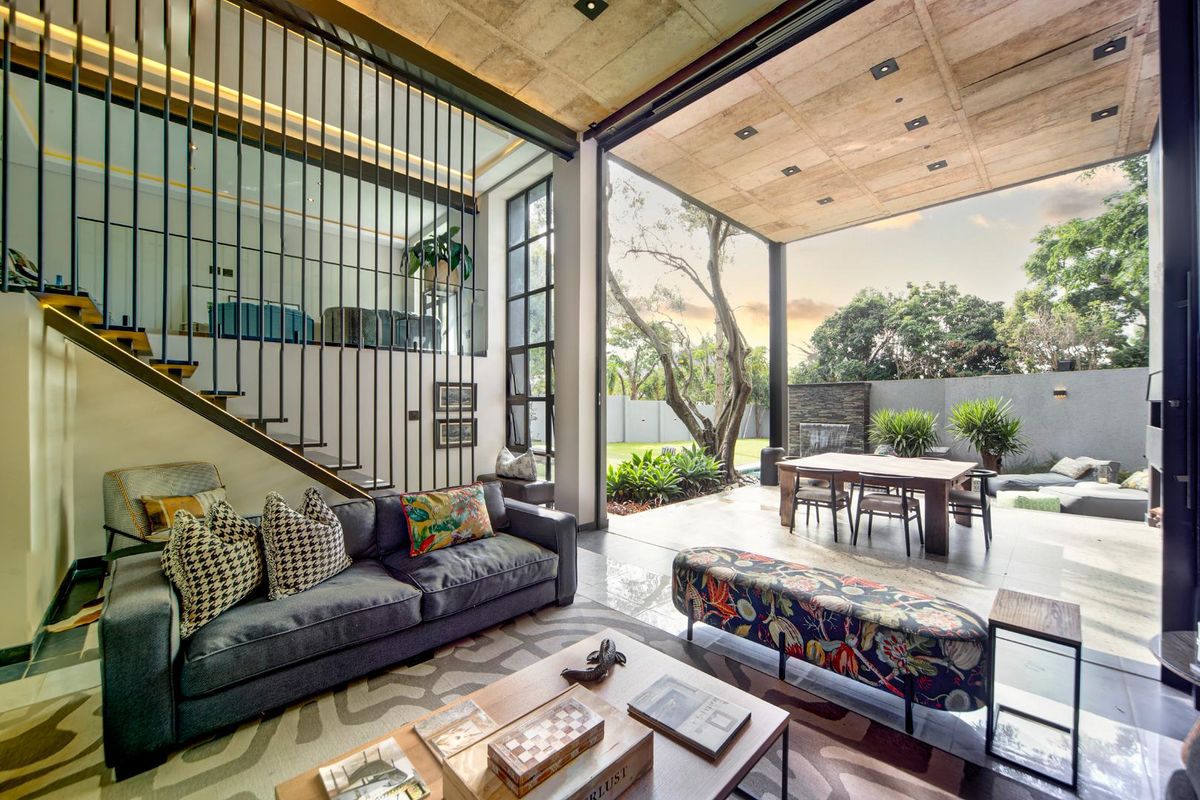 Modern Home In The Prestigious Waterkloof - Photo 2