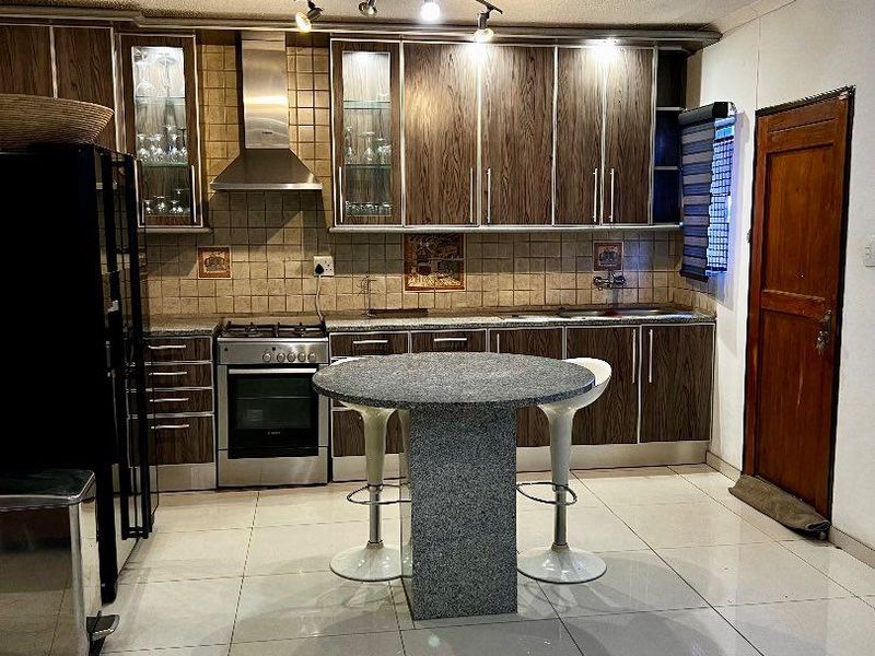 Move in ready house with quality finishes - Photo 6