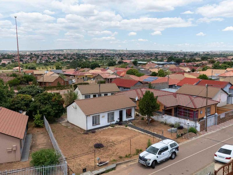 Unlock the potential in a prime location - Photo 3