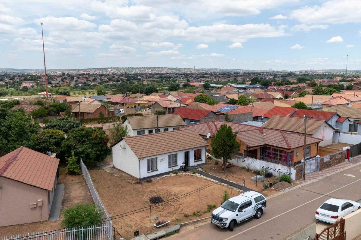 Unlock the potential in a prime location - Photo 3