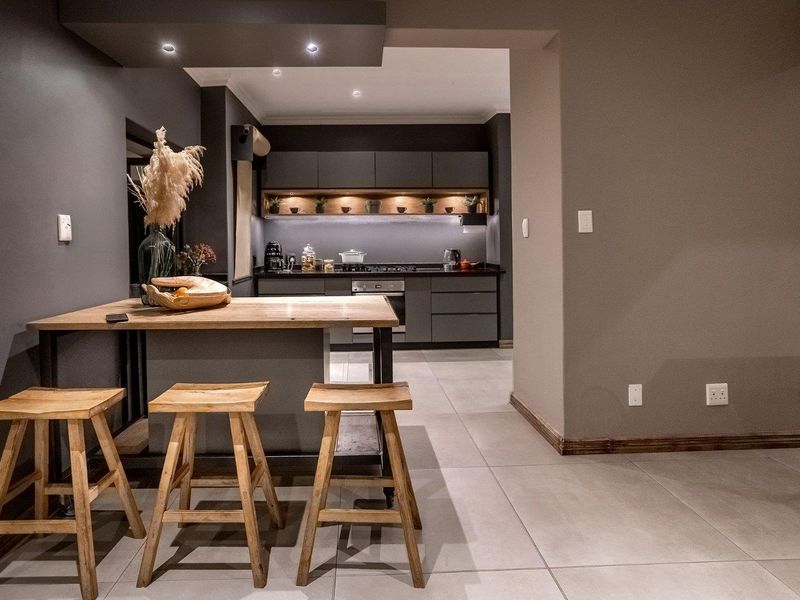 Fully renovated exquisite family home - Photo 4