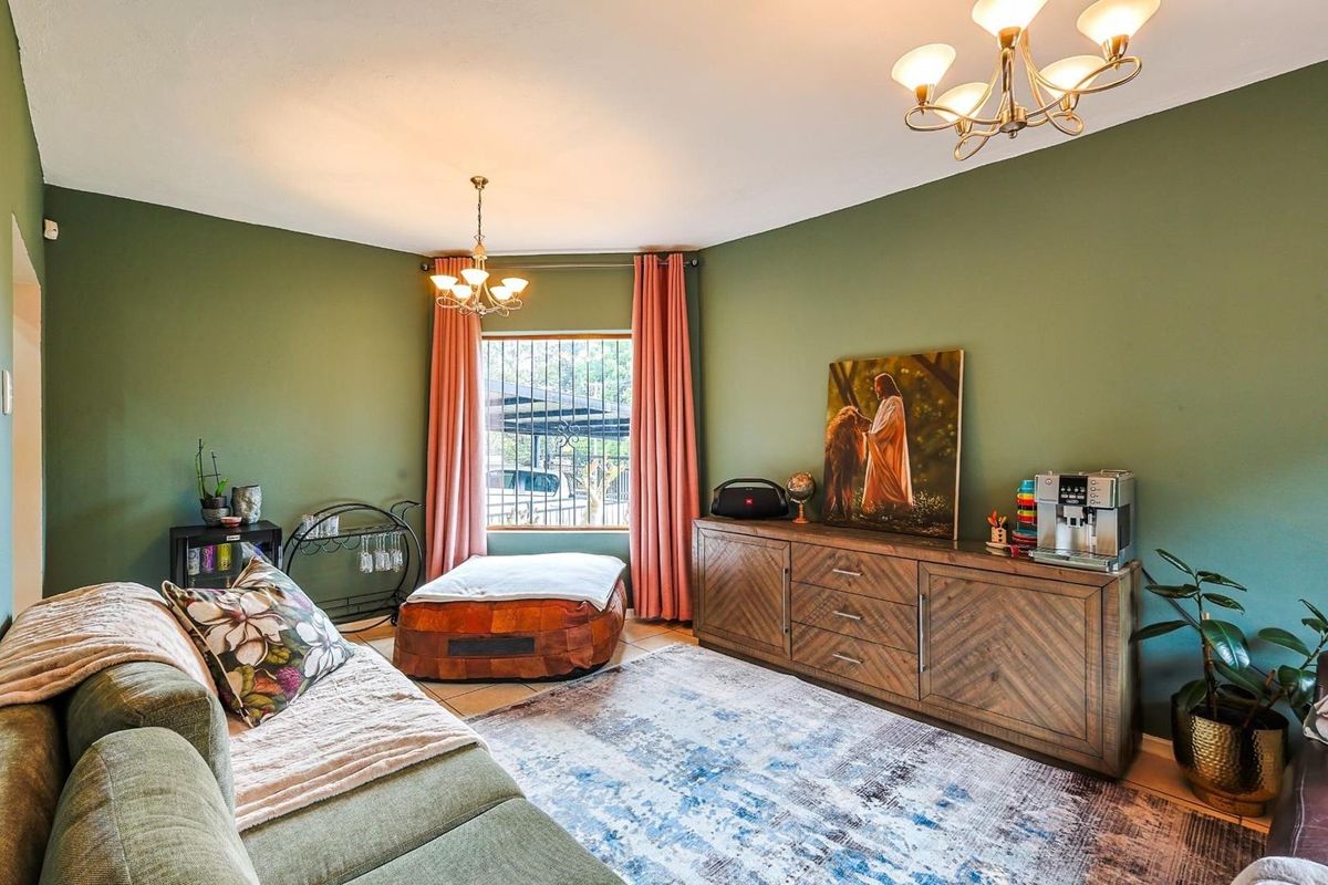 Ultimate Peace of Mind: Newly Painted, Move-In Ready House with Total Off-Grid Readiness - Photo 5