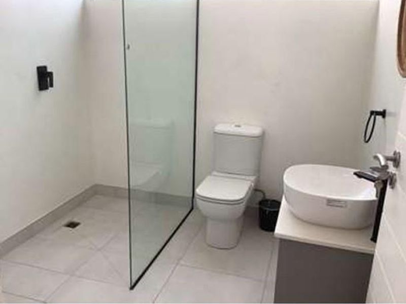 Sophisticated & High-end Apartment built by a renowned developer - Photo 5