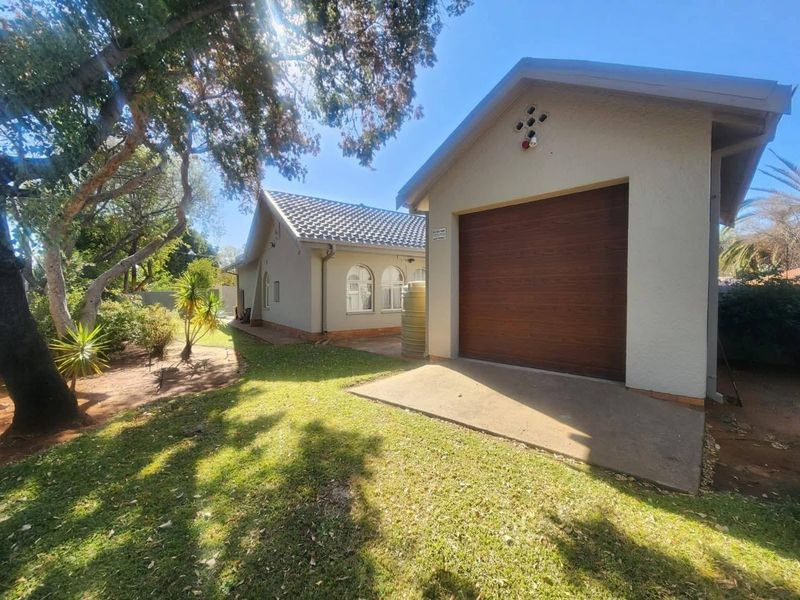 Spacious & Elegant 4-Bedroom Family Home in Hillcrest Location - Photo 10