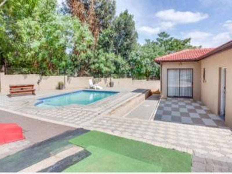 Modern Spacious Family Home with Cottage for sale - Photo 2