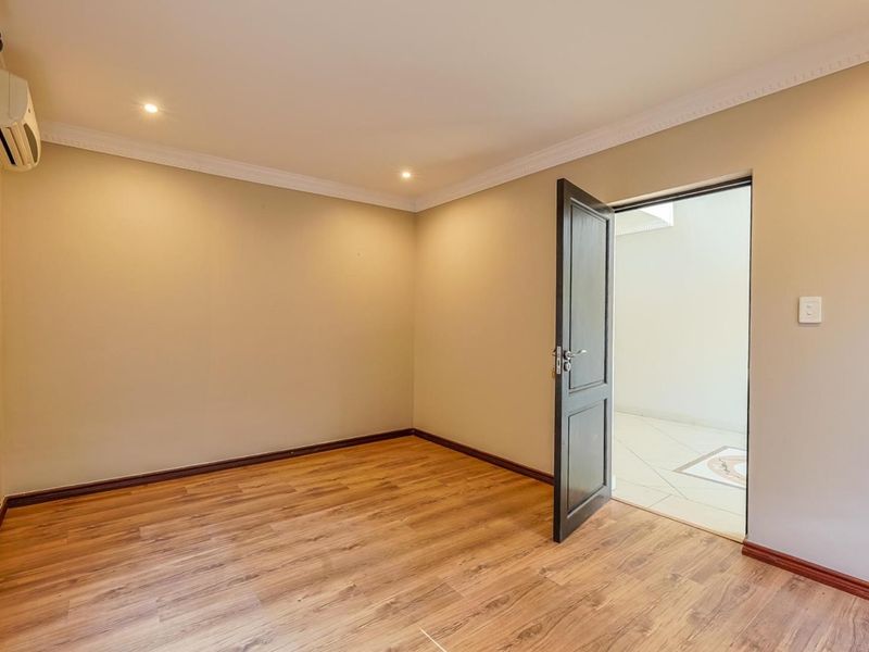 This grand 5-bedroom, 4.5-bathroom home redefines spacious, luxurious living. - Photo 6