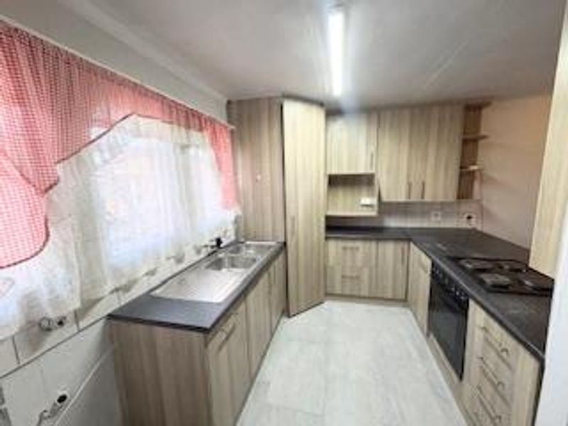 Cosy two bedroom townhouse for rental in Huntingdon - Photo 2