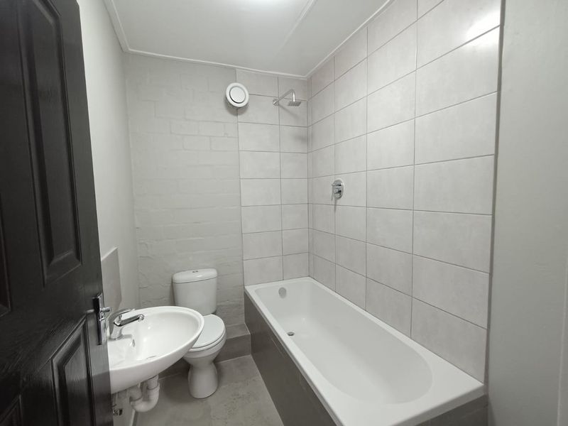 Modern North-Facing 1-Bedroom Apartment with Secure Parking - Photo 9