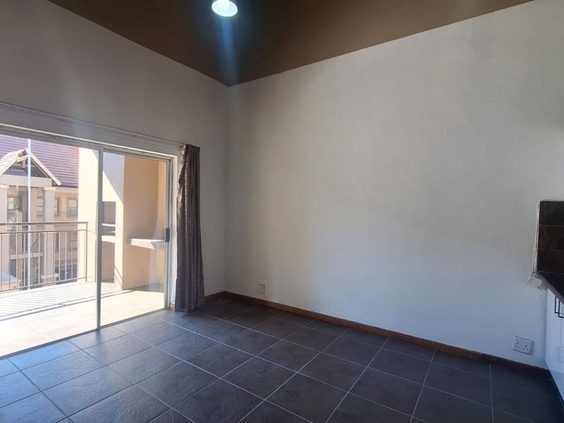 2 Bed 2 Bath apartment with a double volume loft area for sale in Sundowner - Photo 6
