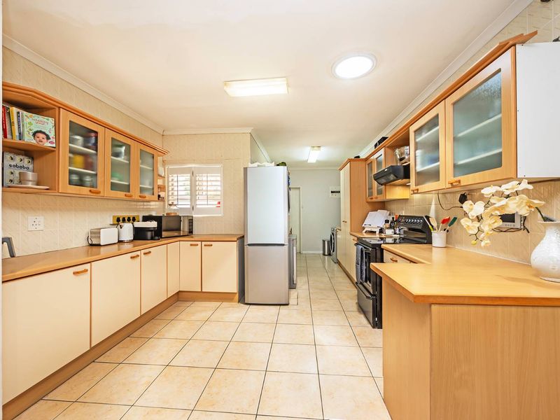 The Perfect Blend of Comfort, Style & Smart Living in Plattekloof - Photo 10