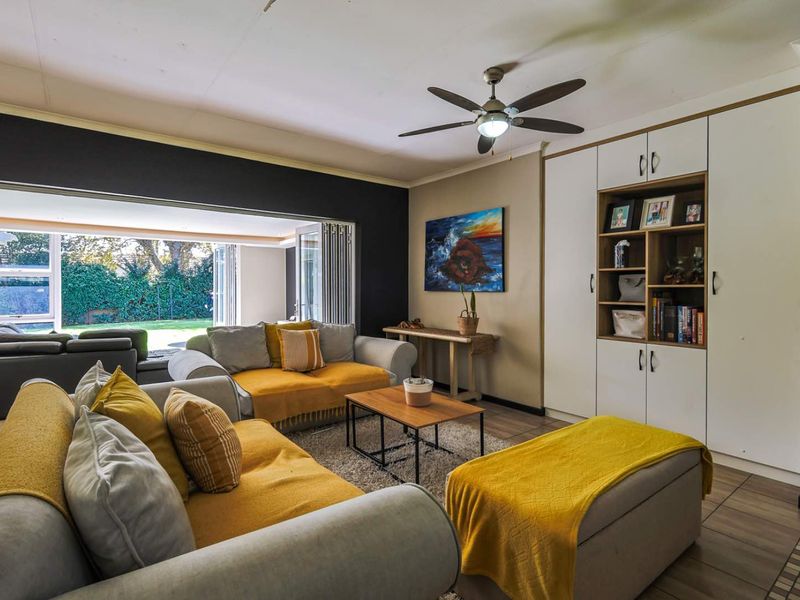 Exclusive Charming Family Home with Spacious Living and Entertainment Areas in Die Wilgers - Photo 4