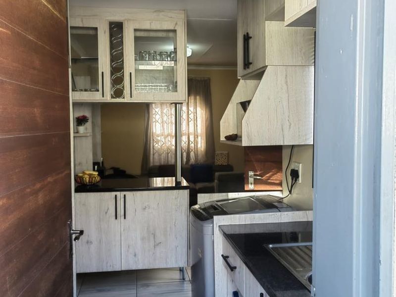 Clayville R 950 000- A Beautiful Family Home , a real gem! - Photo 10