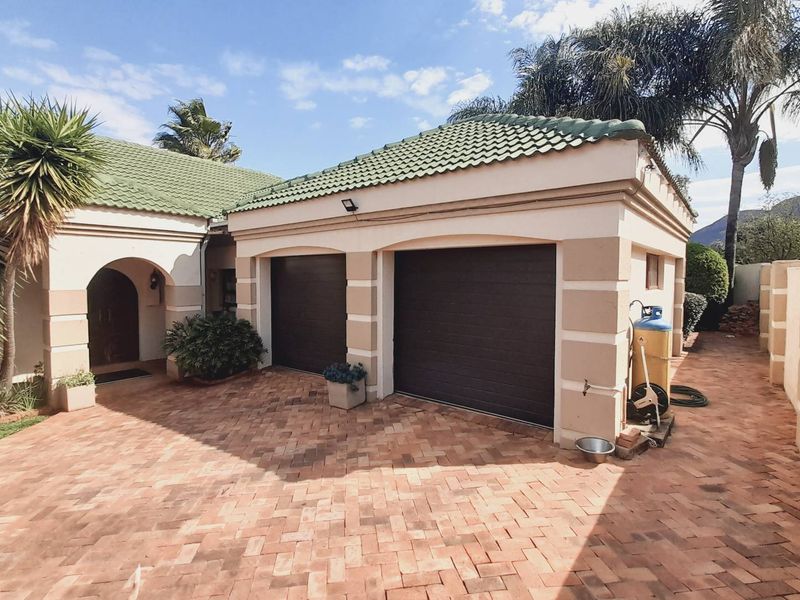 "Experience Serenity: Kosmos Ridge Estate with Scenic Dam Views" - Photo 3