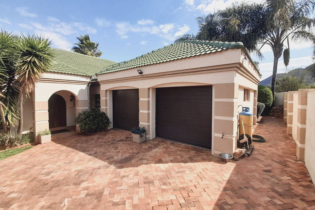 "Experience Serenity: Kosmos Ridge Estate with Scenic Dam Views" - Photo 3