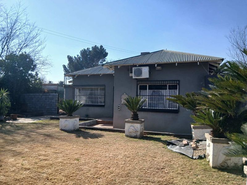 Family Home with three Cottages for Sale - Photo 2