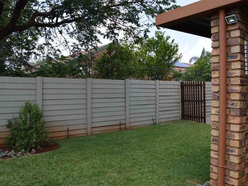 Charming 3-Bedroom Townhouse Simplex in a Secure Complex - Photo 9