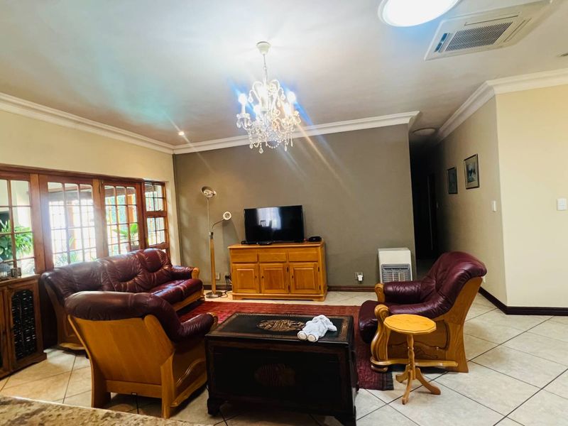 A Rare Midstream Gem - Immaculate, Freshly Painted Family Home | 3 Bedrooms | 1 Study | 3 Bathrooms | Midstream Estate - Photo 9