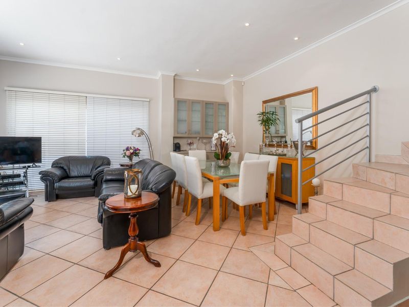 4 Bedroom House in Bantry Bay. - Photo 9