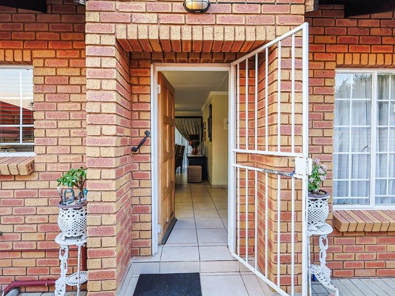 Charming 2-Bed Townhouse with Private Garden in Equestria - Photo 5