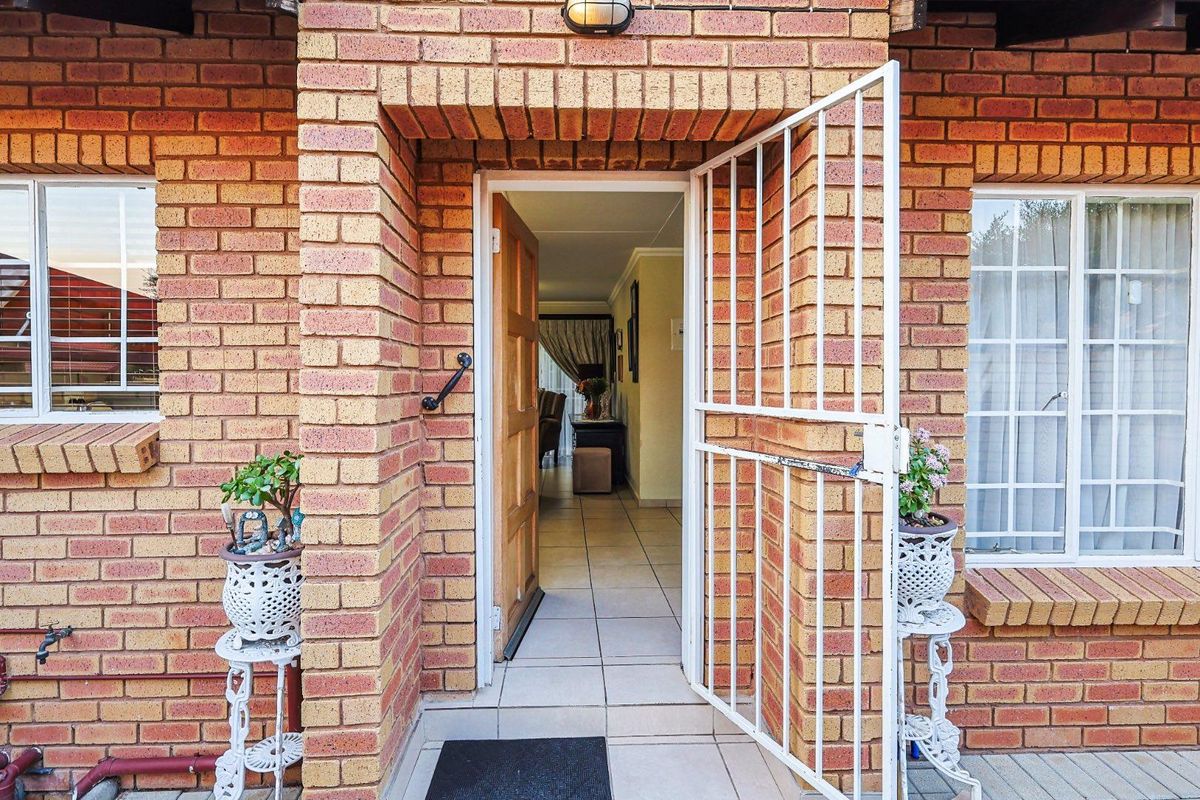Charming 2-Bed Townhouse with Private Garden in Equestria - Photo 5