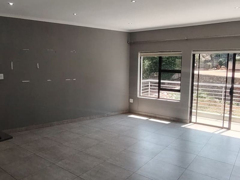 SPACIOUS  MODERN 3 BEDROOM 2 BATHROOM FIRST FLOOR  UNIT - Photo 9