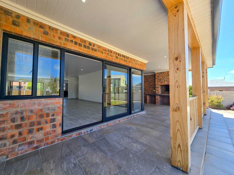 Three bedroom house for sale in sought after area. - Photo 2