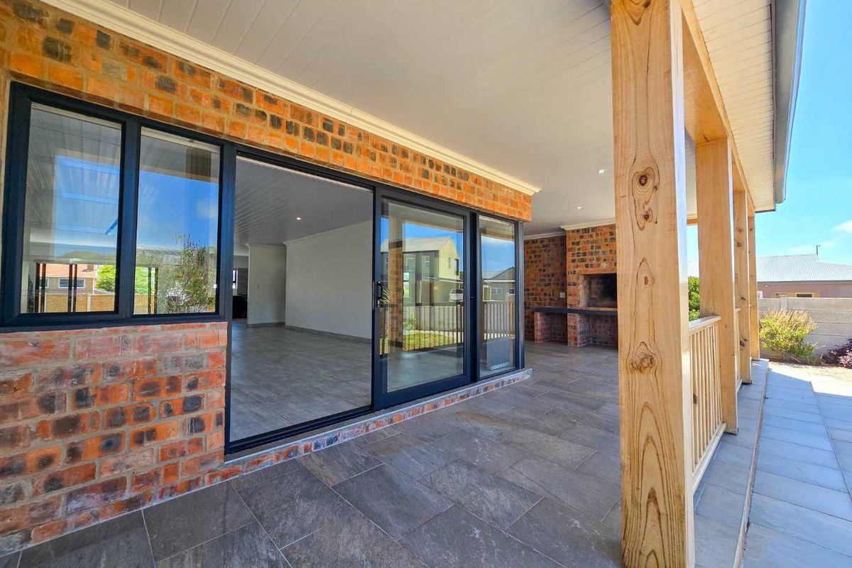 Three bedroom house for sale in sought after area. - Photo 2